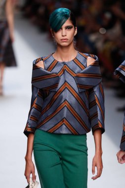 Milan, İtalya - 21 Eylül: Manken, Milano, İtalya Milano moda hafta ilkbahar/yaz 2018 üzerinde 21 Eylül 2017 sırasında Fendi Show'da pist yürür.