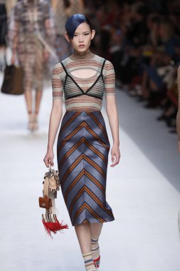 Milan, İtalya - 21 Eylül: Manken, Milano, İtalya Milano moda hafta ilkbahar/yaz 2018 üzerinde 21 Eylül 2017 sırasında Fendi Show'da pist yürür.