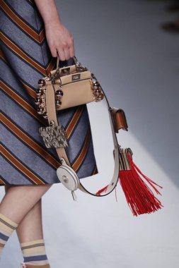 Milan, İtalya - 21 Eylül: Manken, Milano, İtalya Milano moda hafta ilkbahar/yaz 2018 üzerinde 21 Eylül 2017 sırasında Fendi Show'da pist yürür.