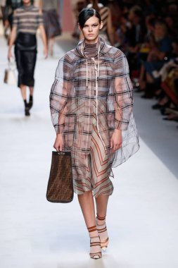 Milan, İtalya - 21 Eylül: Manken, Milano, İtalya Milano moda hafta ilkbahar/yaz 2018 üzerinde 21 Eylül 2017 sırasında Fendi Show'da pist yürür.