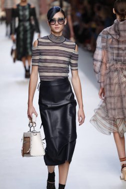 Milan, İtalya - 21 Eylül: Manken, Milano, İtalya Milano moda hafta ilkbahar/yaz 2018 üzerinde 21 Eylül 2017 sırasında Fendi Show'da pist yürür.