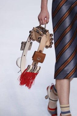 Milan, İtalya - 21 Eylül: Manken, Milano, İtalya Milano moda hafta ilkbahar/yaz 2018 üzerinde 21 Eylül 2017 sırasında Fendi Show'da pist yürür.