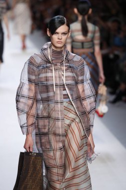 Milan, İtalya - 21 Eylül: Manken, Milano, İtalya Milano moda hafta ilkbahar/yaz 2018 üzerinde 21 Eylül 2017 sırasında Fendi Show'da pist yürür.