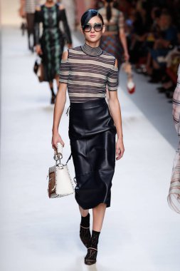 Milan, İtalya - 21 Eylül: Manken, Milano, İtalya Milano moda hafta ilkbahar/yaz 2018 üzerinde 21 Eylül 2017 sırasında Fendi Show'da pist yürür.