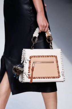 Milan, İtalya - 21 Eylül: Manken, Milano, İtalya Milano moda hafta ilkbahar/yaz 2018 üzerinde 21 Eylül 2017 sırasında Fendi Show'da pist yürür.