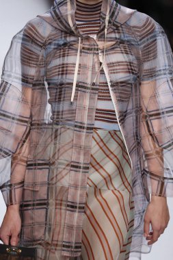 Milan, İtalya - 21 Eylül: Manken, Milano, İtalya Milano moda hafta ilkbahar/yaz 2018 üzerinde 21 Eylül 2017 sırasında Fendi Show'da pist yürür.