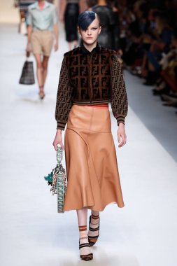 Milan, İtalya - 21 Eylül: Manken, Milano, İtalya Milano moda hafta ilkbahar/yaz 2018 üzerinde 21 Eylül 2017 sırasında Fendi Show'da pist yürür.