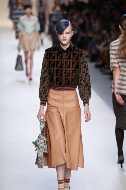 Milan, İtalya - 21 Eylül: Manken, Milano, İtalya Milano moda hafta ilkbahar/yaz 2018 üzerinde 21 Eylül 2017 sırasında Fendi Show'da pist yürür.