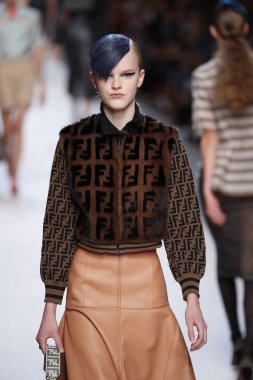 Milan, İtalya - 21 Eylül: Manken, Milano, İtalya Milano moda hafta ilkbahar/yaz 2018 üzerinde 21 Eylül 2017 sırasında Fendi Show'da pist yürür.