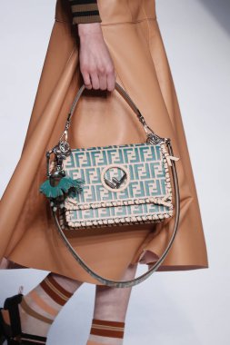 Milan, İtalya - 21 Eylül: Manken, Milano, İtalya Milano moda hafta ilkbahar/yaz 2018 üzerinde 21 Eylül 2017 sırasında Fendi Show'da pist yürür.