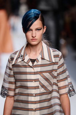 Milan, İtalya - 21 Eylül: Manken, Milano, İtalya Milano moda hafta ilkbahar/yaz 2018 üzerinde 21 Eylül 2017 sırasında Fendi Show'da pist yürür.