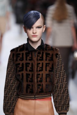 Milan, İtalya - 21 Eylül: Manken, Milano, İtalya Milano moda hafta ilkbahar/yaz 2018 üzerinde 21 Eylül 2017 sırasında Fendi Show'da pist yürür.