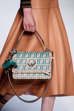 Milan, İtalya - 21 Eylül: Manken, Milano, İtalya Milano moda hafta ilkbahar/yaz 2018 üzerinde 21 Eylül 2017 sırasında Fendi Show'da pist yürür.