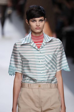 Milan, İtalya - 21 Eylül: Manken, Milano, İtalya Milano moda hafta ilkbahar/yaz 2018 üzerinde 21 Eylül 2017 sırasında Fendi Show'da pist yürür.