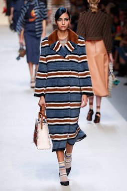 Milan, İtalya - 21 Eylül: Manken, Milano, İtalya Milano moda hafta ilkbahar/yaz 2018 üzerinde 21 Eylül 2017 sırasında Fendi Show'da pist yürür.