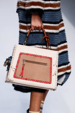 Milan, İtalya - 21 Eylül: Manken, Milano, İtalya Milano moda hafta ilkbahar/yaz 2018 üzerinde 21 Eylül 2017 sırasında Fendi Show'da pist yürür.