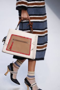 Milan, İtalya - 21 Eylül: Manken, Milano, İtalya Milano moda hafta ilkbahar/yaz 2018 üzerinde 21 Eylül 2017 sırasında Fendi Show'da pist yürür.
