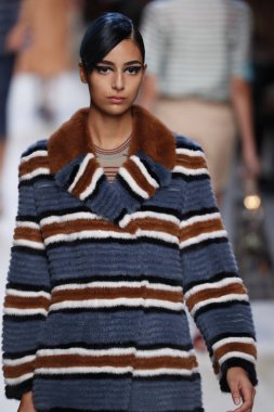 Milan, İtalya - 21 Eylül: Manken, Milano, İtalya Milano moda hafta ilkbahar/yaz 2018 üzerinde 21 Eylül 2017 sırasında Fendi Show'da pist yürür.
