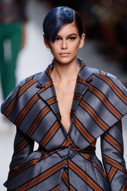 Milan, İtalya - 21 Eylül: Kaia Gerber, Milano, İtalya Milano moda hafta ilkbahar/yaz 2018 üzerinde 21 Eylül 2017 sırasında Fendi Show'da pist yürür.