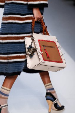 Milan, İtalya - 21 Eylül: Manken, Milano, İtalya Milano moda hafta ilkbahar/yaz 2018 üzerinde 21 Eylül 2017 sırasında Fendi Show'da pist yürür.