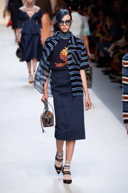 Milan, İtalya - 21 Eylül: Manken, Milano, İtalya Milano moda hafta ilkbahar/yaz 2018 üzerinde 21 Eylül 2017 sırasında Fendi Show'da pist yürür.