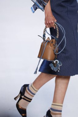 Milan, İtalya - 21 Eylül: Manken, Milano, İtalya Milano moda hafta ilkbahar/yaz 2018 üzerinde 21 Eylül 2017 sırasında Fendi Show'da pist yürür.