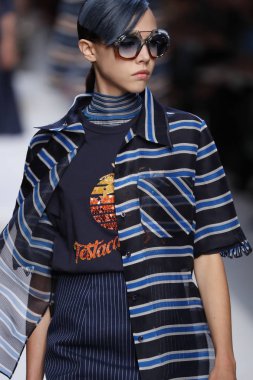 Milan, İtalya - 21 Eylül: Manken, Milano, İtalya Milano moda hafta ilkbahar/yaz 2018 üzerinde 21 Eylül 2017 sırasında Fendi Show'da pist yürür.