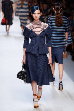Milan, İtalya - 21 Eylül: Manken, Milano, İtalya Milano moda hafta ilkbahar/yaz 2018 üzerinde 21 Eylül 2017 sırasında Fendi Show'da pist yürür.