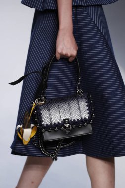 Milan, İtalya - 21 Eylül: Manken, Milano, İtalya Milano moda hafta ilkbahar/yaz 2018 üzerinde 21 Eylül 2017 sırasında Fendi Show'da pist yürür.