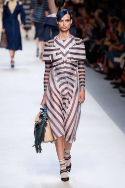 Milan, İtalya - 21 Eylül: Manken, Milano, İtalya Milano moda hafta ilkbahar/yaz 2018 üzerinde 21 Eylül 2017 sırasında Fendi Show'da pist yürür.