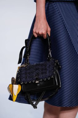 Milan, İtalya - 21 Eylül: Manken, Milano, İtalya Milano moda hafta ilkbahar/yaz 2018 üzerinde 21 Eylül 2017 sırasında Fendi Show'da pist yürür.
