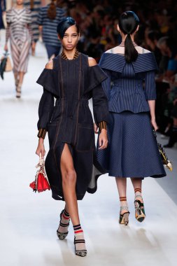 Milan, İtalya - 21 Eylül: Manken, Milano, İtalya Milano moda hafta ilkbahar/yaz 2018 üzerinde 21 Eylül 2017 sırasında Fendi Show'da pist yürür.