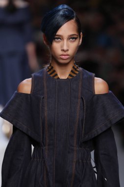 Milan, İtalya - 21 Eylül: Manken, Milano, İtalya Milano moda hafta ilkbahar/yaz 2018 üzerinde 21 Eylül 2017 sırasında Fendi Show'da pist yürür.