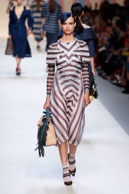 Milan, İtalya - 21 Eylül: Manken, Milano, İtalya Milano moda hafta ilkbahar/yaz 2018 üzerinde 21 Eylül 2017 sırasında Fendi Show'da pist yürür.