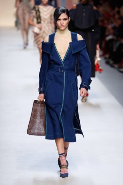 Milan, İtalya - 21 Eylül: Manken, Milano, İtalya Milano moda hafta ilkbahar/yaz 2018 üzerinde 21 Eylül 2017 sırasında Fendi Show'da pist yürür.