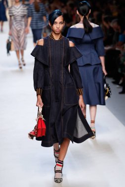 Milan, İtalya - 21 Eylül: Manken, Milano, İtalya Milano moda hafta ilkbahar/yaz 2018 üzerinde 21 Eylül 2017 sırasında Fendi Show'da pist yürür.