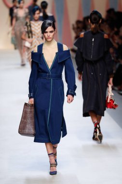 Milan, İtalya - 21 Eylül: Manken, Milano, İtalya Milano moda hafta ilkbahar/yaz 2018 üzerinde 21 Eylül 2017 sırasında Fendi Show'da pist yürür.