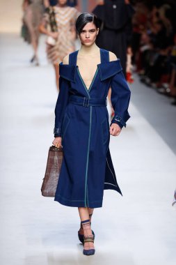 Milan, İtalya - 21 Eylül: Manken, Milano, İtalya Milano moda hafta ilkbahar/yaz 2018 üzerinde 21 Eylül 2017 sırasında Fendi Show'da pist yürür.