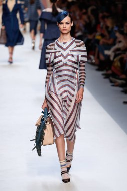 Milan, İtalya - 21 Eylül: Manken, Milano, İtalya Milano moda hafta ilkbahar/yaz 2018 üzerinde 21 Eylül 2017 sırasında Fendi Show'da pist yürür.