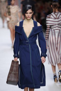 Milan, İtalya - 21 Eylül: Manken, Milano, İtalya Milano moda hafta ilkbahar/yaz 2018 üzerinde 21 Eylül 2017 sırasında Fendi Show'da pist yürür.