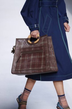 Milan, İtalya - 21 Eylül: Manken, Milano, İtalya Milano moda hafta ilkbahar/yaz 2018 üzerinde 21 Eylül 2017 sırasında Fendi Show'da pist yürür.