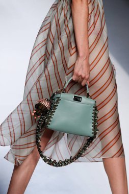 Milan, İtalya - 21 Eylül: Gigi Hadid, Milano, İtalya Milano moda hafta ilkbahar/yaz 2018 üzerinde 21 Eylül 2017 sırasında Fendi Show'da pist yürür.