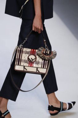 Milan, İtalya - 21 Eylül: Manken, Milano, İtalya Milano moda hafta ilkbahar/yaz 2018 üzerinde 21 Eylül 2017 sırasında Fendi Show'da pist yürür.