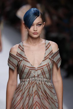 Milan, İtalya - 21 Eylül: Gigi Hadid, Milano, İtalya Milano moda hafta ilkbahar/yaz 2018 üzerinde 21 Eylül 2017 sırasında Fendi Show'da pist yürür.