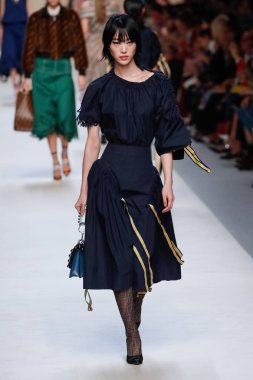 Milan, İtalya - 21 Eylül: Manken, Milano, İtalya Milano moda hafta ilkbahar/yaz 2018 üzerinde 21 Eylül 2017 sırasında Fendi Show'da pist yürür.