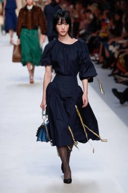 Milan, İtalya - 21 Eylül: Manken, Milano, İtalya Milano moda hafta ilkbahar/yaz 2018 üzerinde 21 Eylül 2017 sırasında Fendi Show'da pist yürür.