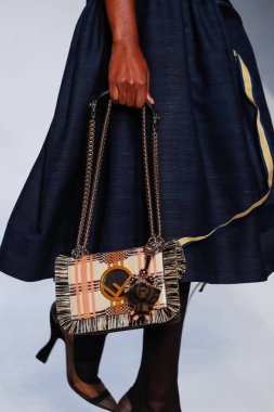 Milan, İtalya - 21 Eylül: Manken, Milano, İtalya Milano moda hafta ilkbahar/yaz 2018 üzerinde 21 Eylül 2017 sırasında Fendi Show'da pist yürür.