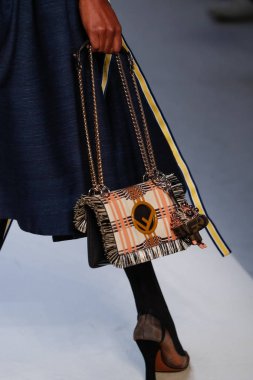 Milan, İtalya - 21 Eylül: Manken, Milano, İtalya Milano moda hafta ilkbahar/yaz 2018 üzerinde 21 Eylül 2017 sırasında Fendi Show'da pist yürür.