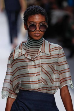 Milan, İtalya - 21 Eylül: Manken, Milano, İtalya Milano moda hafta ilkbahar/yaz 2018 üzerinde 21 Eylül 2017 sırasında Fendi Show'da pist yürür.