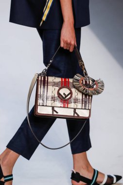 Milan, İtalya - 21 Eylül: Manken, Milano, İtalya Milano moda hafta ilkbahar/yaz 2018 üzerinde 21 Eylül 2017 sırasında Fendi Show'da pist yürür.